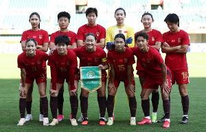 中国女足情绪低落疾速穿越混合采访区，仅吴海燕一人驻足应答媒体提问