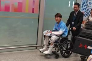 韩国之战毛伟杰不幸受伤，轮椅亮相赛场，微笑致谢热情球迷