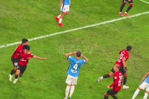 现场实拍：蓉城扳平比分后全场沸腾了，教练组冲入场内庆祝